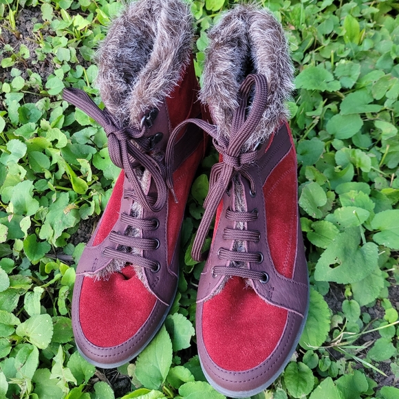 BATA European Suede soft booties with faux fur trim in red size 8 - Picture 6 of 13